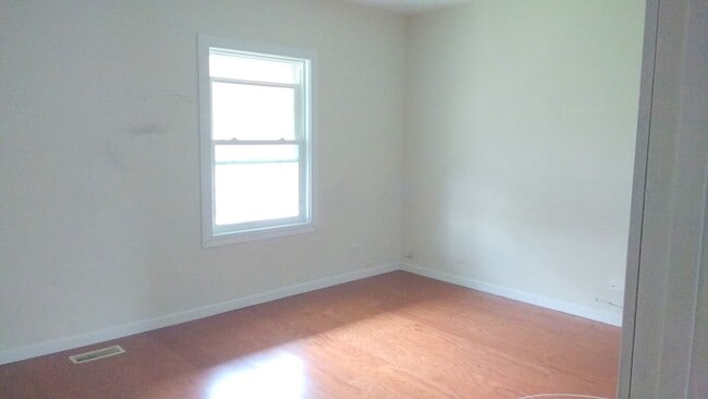 Building Photo - Cozy Townhome Available right away for living!!