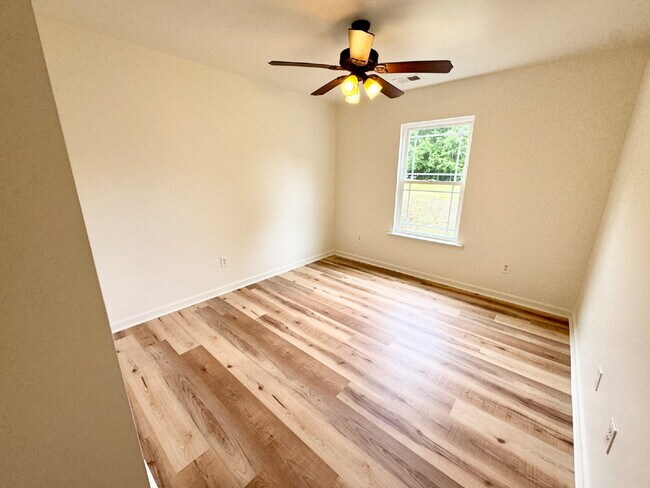 Building Photo - 3 Bedroom, 2 Bath w/ Immediate Availability in Walhalla
