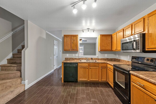 Building Photo - 300 Streamwood Dr