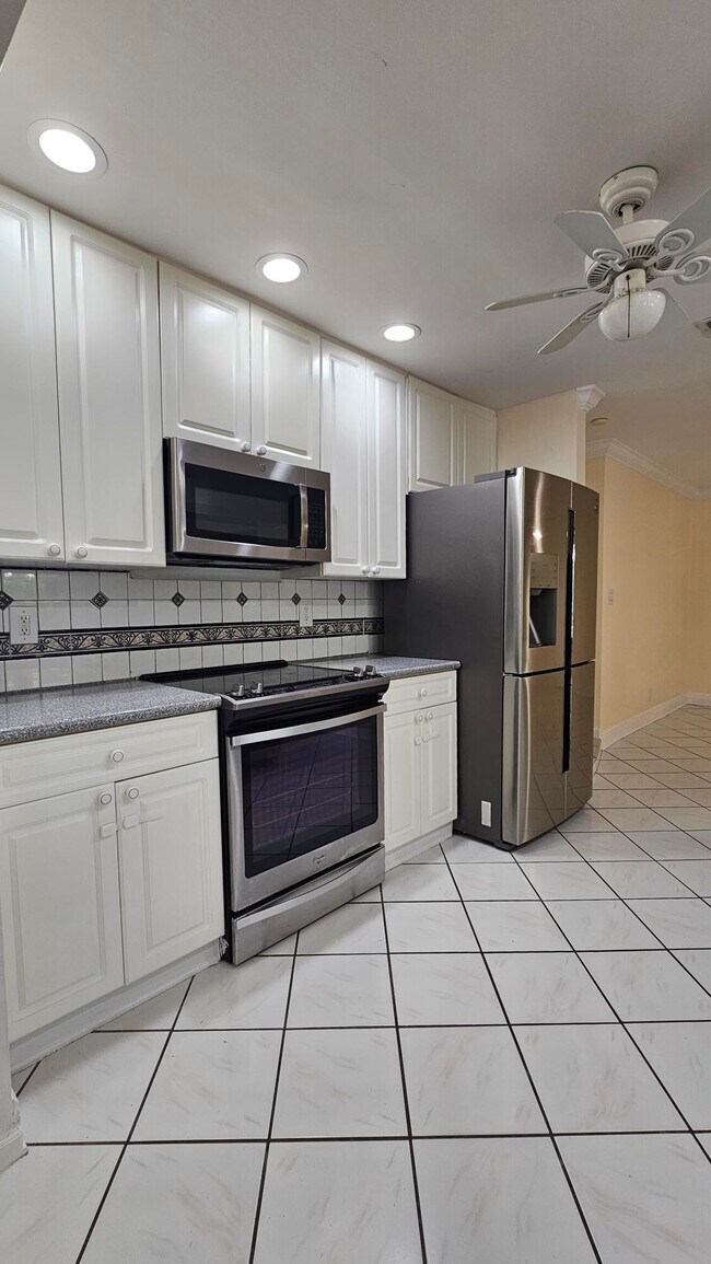 Building Photo - 12157 Sycamore Ln