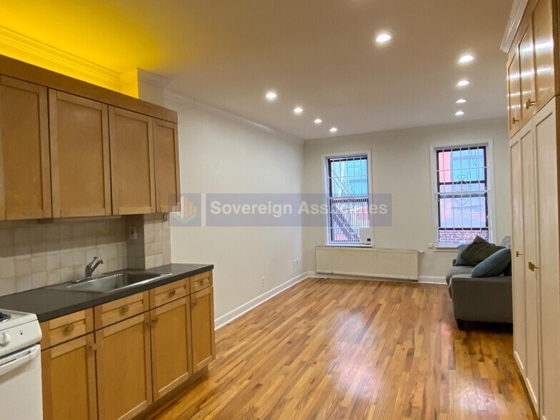 Building Photo - 527 W 48th St