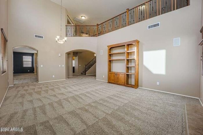 Building Photo - BEAUTIFUL SURPRISE HOME