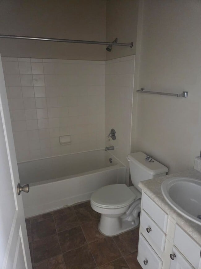 Building Photo - 2 Bedroom 2 bathroom unit available now!