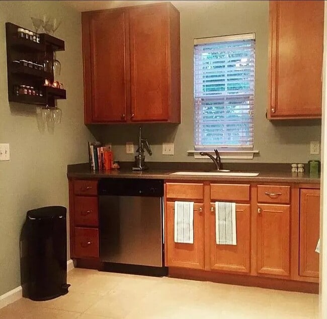 Building Photo - 9805 Castain Dr