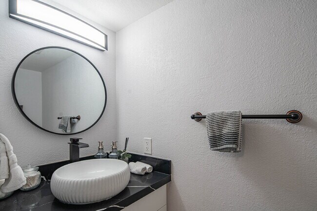 Building Photo - 10615 N 63rd Dr