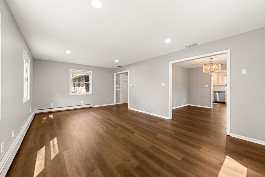Building Photo - 3250 Vista Dr
