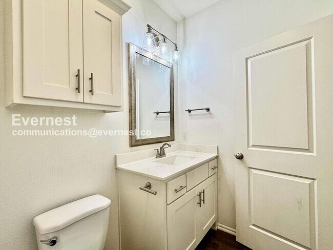 Building Photo - 3 Bed, 2 Bath Home with Garage / Pet-Friendly / Available Now!