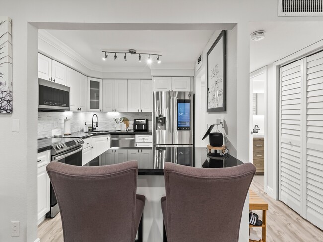 Building Photo - 9001 Jacaranda Ln