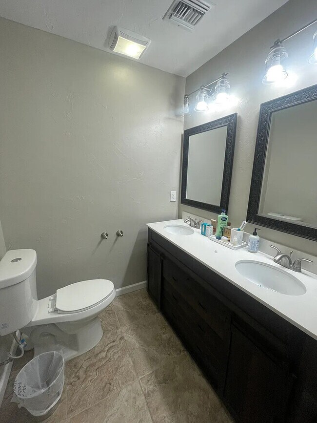 Building Photo - HOUSE FOR RENT