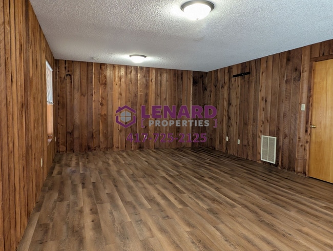 Building Photo - Large 4 Bedroom Home