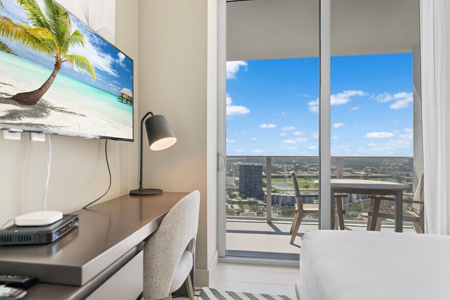 Building Photo - 4010 S Ocean Dr