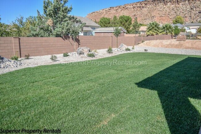Building Photo - 4 bed, 2.5 bath home, 2 car garage with a large yard/ Pet friendly