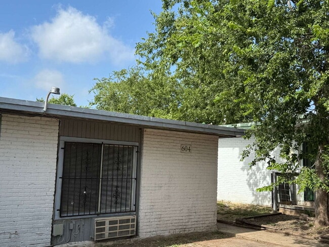 Building Photo - Affordable One Bed/One Bath in a Duplex