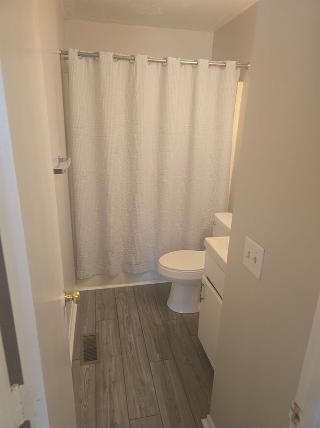 Building Photo - Near Prisma Health 2 bed 1.5 bath Townhome