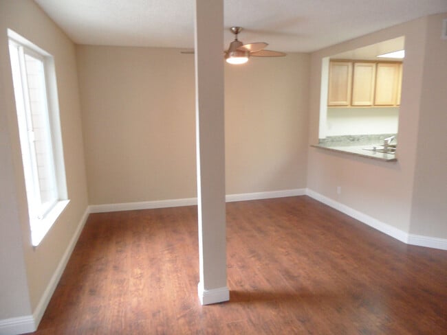 Building Photo - 3 bed/2 bath Upstairs condo! Hardwood floor, full kitchen, washer/dryer
