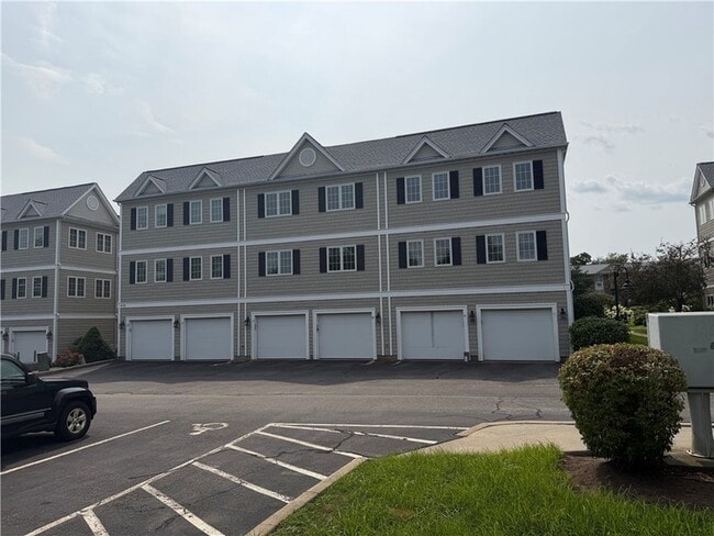 Building Photo - 679 Metacom Ave
