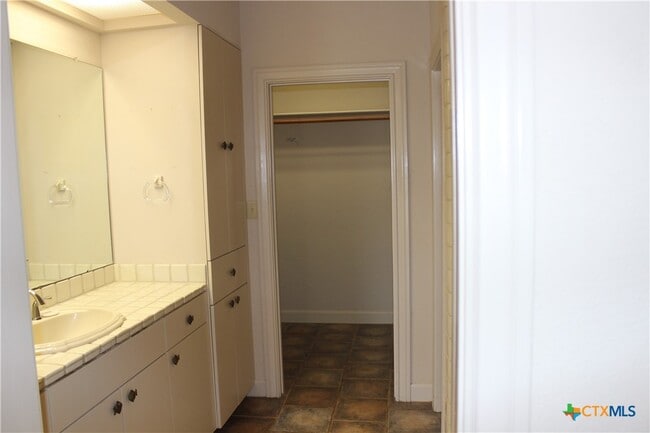 Building Photo - 6001 Country Club Dr