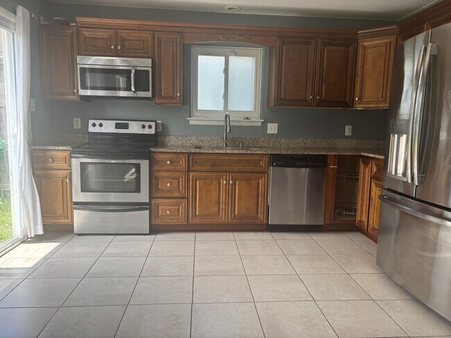 Building Photo - 1372 Riverside Dr