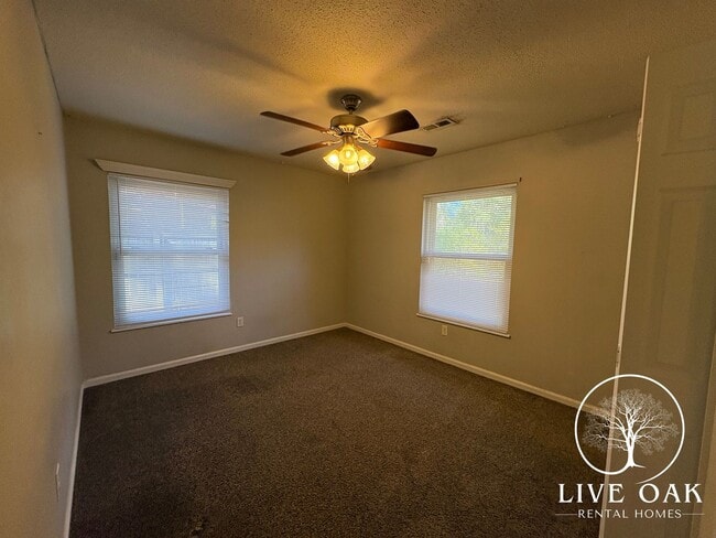 Building Photo - MOVE IN SPECIAL: $500 OFF 1ST FULL MONTH'S RENT!**
