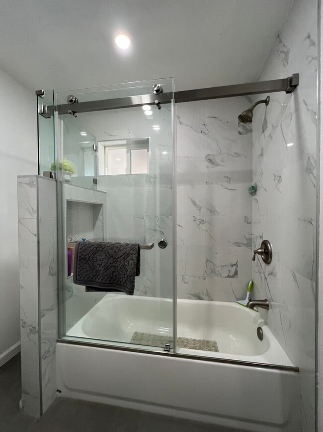 Building Photo - Beautiful 3 Bedroom 1 Bathroom House with Fenced and Landscaped Yard with All Utilities Included