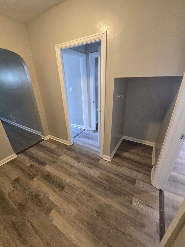 Building Photo - 987 Lilley Ave