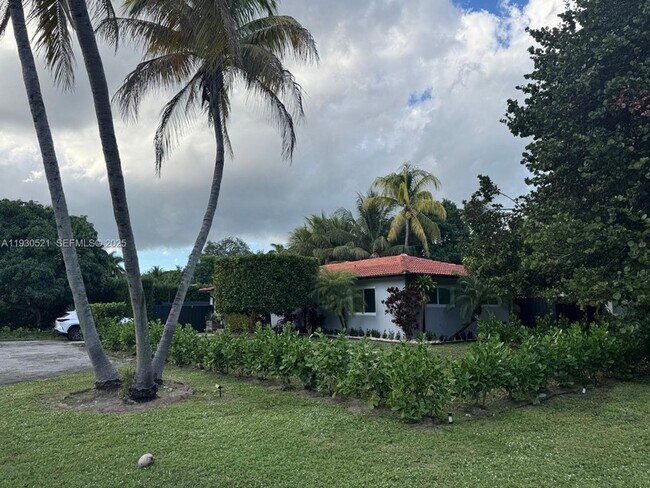 Building Photo - 985 NE 115th St