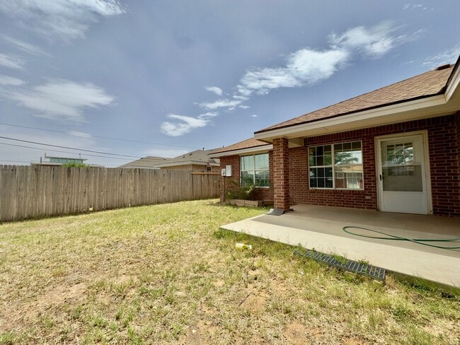 Building Photo - House For Rent