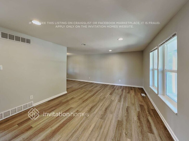 Building Photo - 4560 E 121st Pl