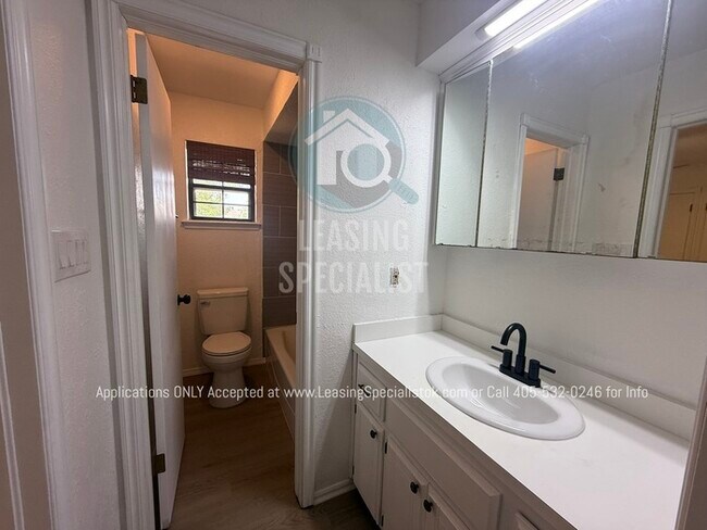 Building Photo - West Norman 2 Bed 1.5 Bath Townhouse Available for Your Immediate Move!