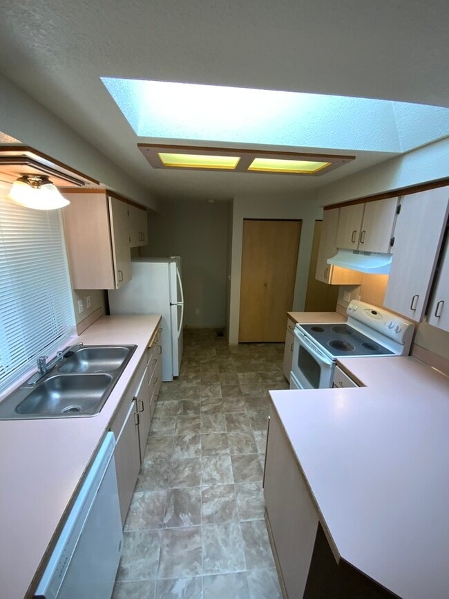 Building Photo - Tacoma duplex 2bdr 2bath duplex w/ 1 car garage!