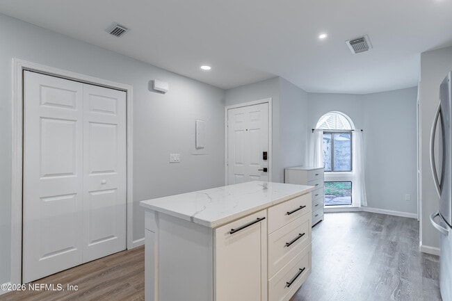 Building Photo - 8118 Baymeadows Cir E
