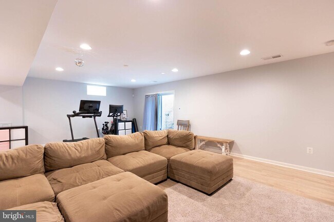 Building Photo - 8061 Side Hill Dr