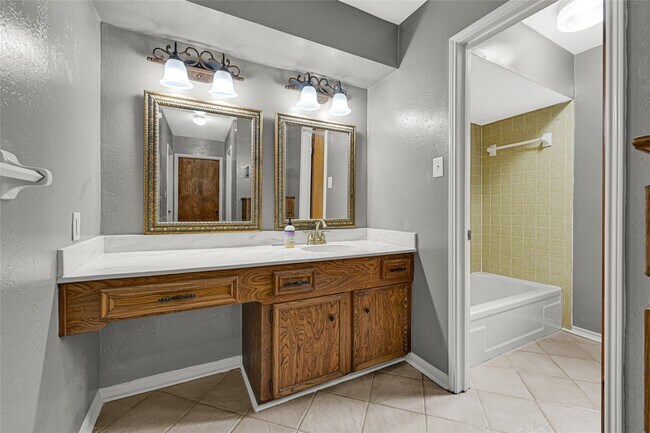 Building Photo - 225 St Cloud Dr