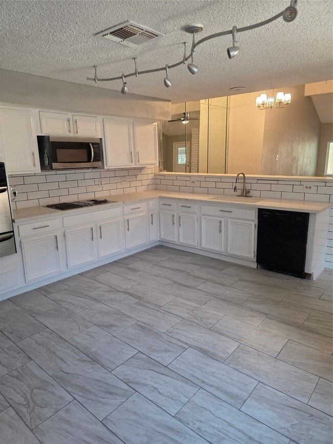 Building Photo - 3214 S Briar Knoll Dr