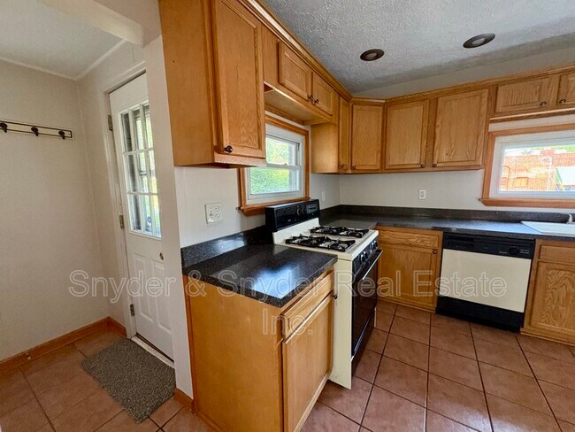 Building Photo - 605 Sackett Ave