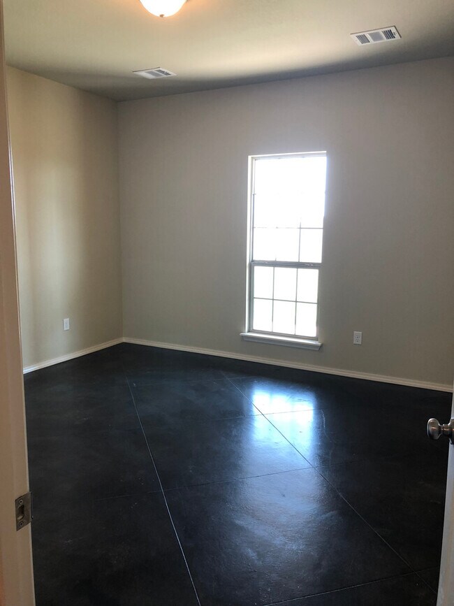 Building Photo - Located in HERITAGE HILLS !!! 2016 Built, ...