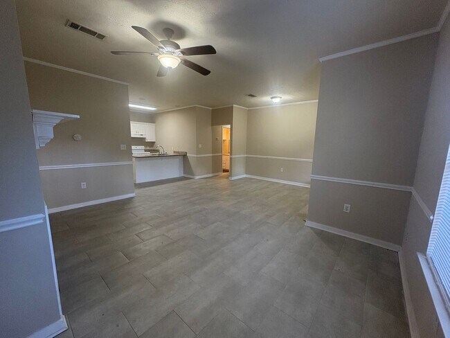 Building Photo - 2012 Red Oak Dr