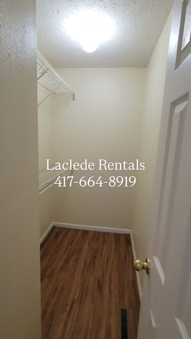 Building Photo - 2 BEDROOM 1 BATHROOM DUPLEX FOR RENT