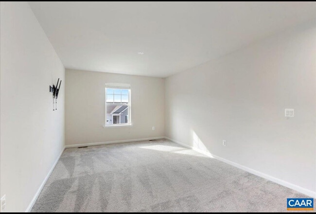 Building Photo - 407 Meadows Dr