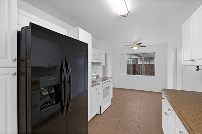 Building Photo - Single level home in San Carlos