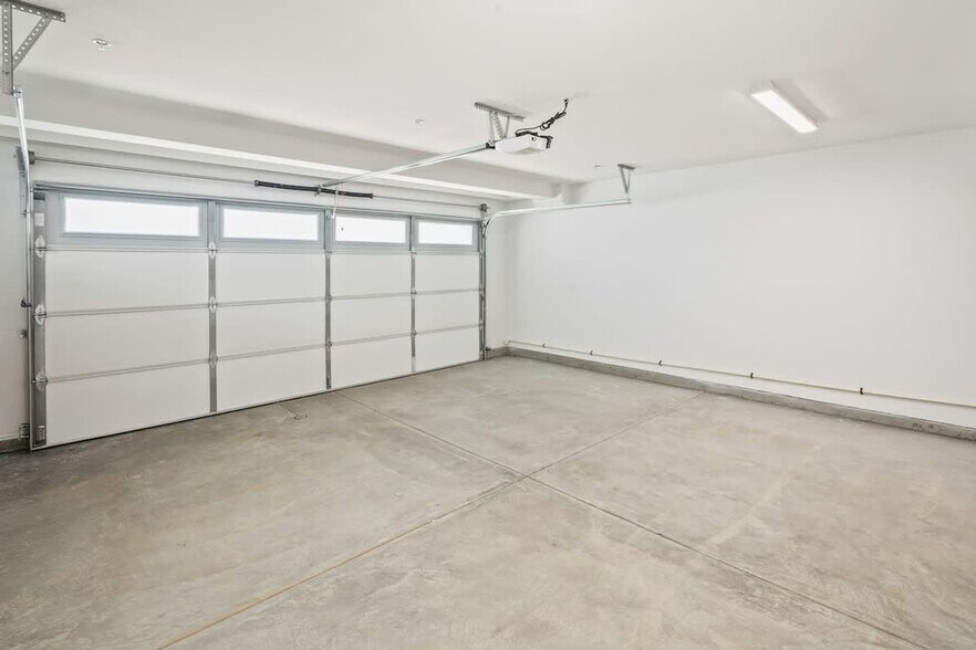 Building Photo - 250 Chinquapin Ave