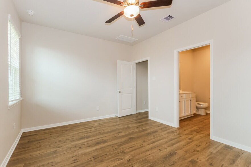 Building Photo - 15642 Plum Brk Dr