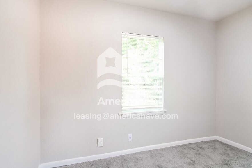 Building Photo - 9 E 49th Pl N