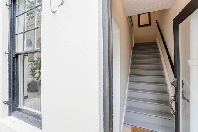 Building Photo - 916 Howard St