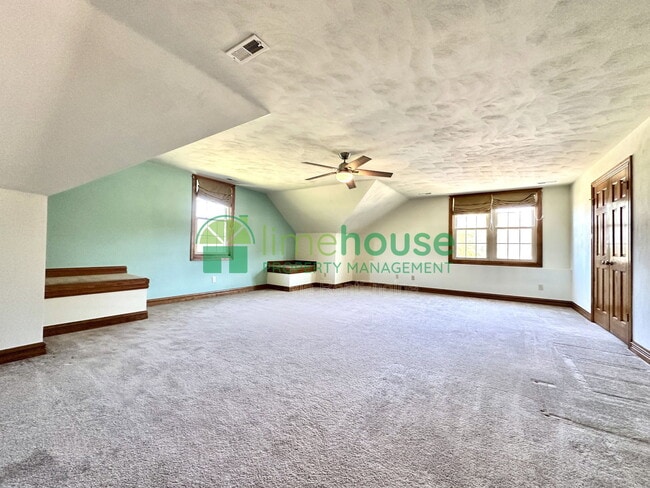 Building Photo - 700 Middle Rdg Dr