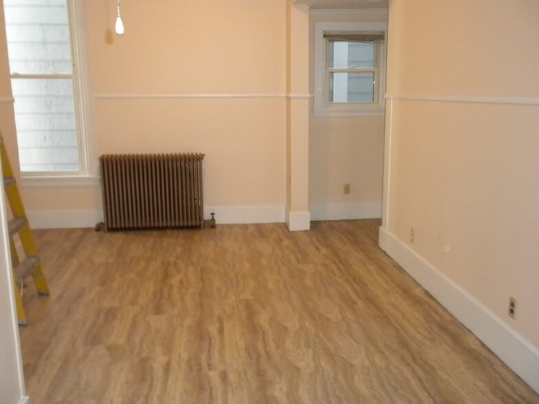 Primary Photo - 68 Pine St