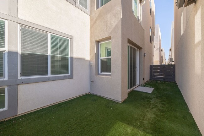 Building Photo - Spacious 4 Bedroom Townhome in the Millenia Community!