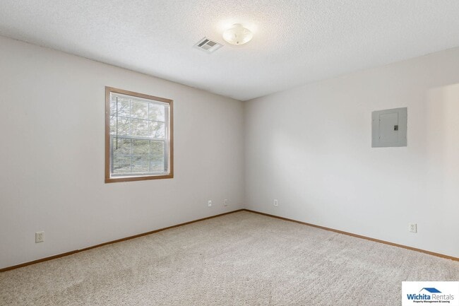 Building Photo - 3 bedroom 2 bath duplex - Derby Schools