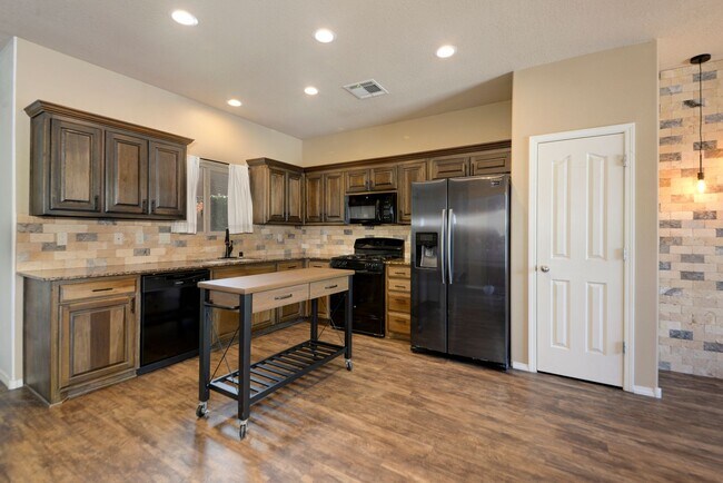 Building Photo - Amazing Three Bedroom - Rio Rancho & Berna...