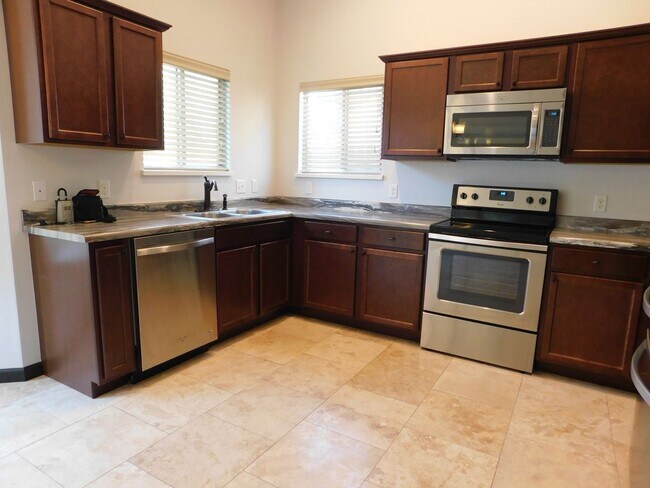 Building Photo - Beautiful Home in Clifton